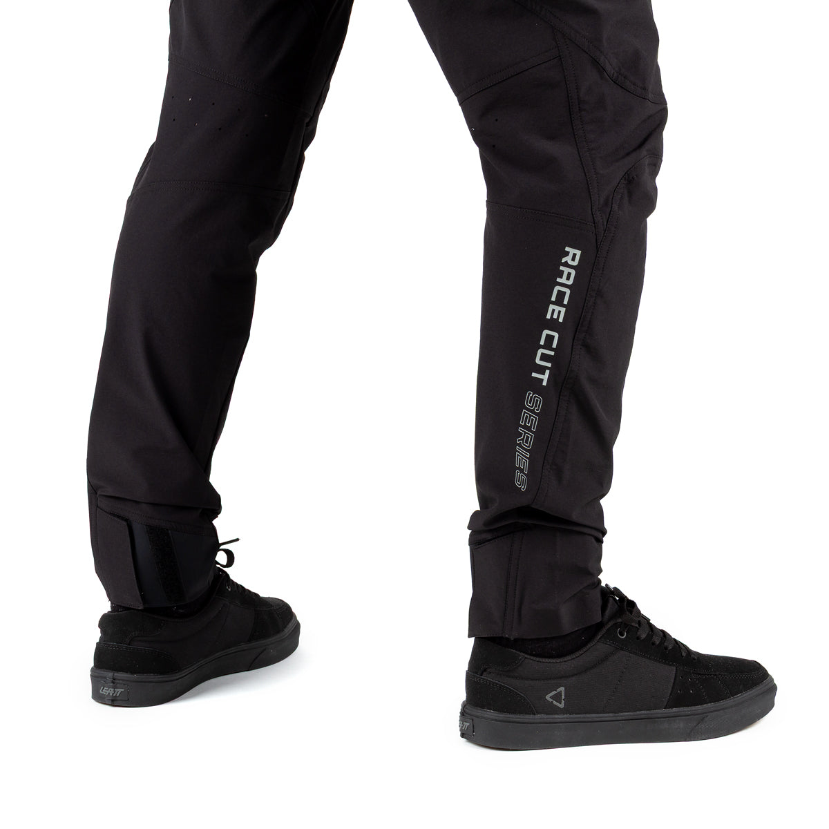 Herren Fahrradhose CF TIGHT in Schwarz - Detailaufnahme Beinabschluss