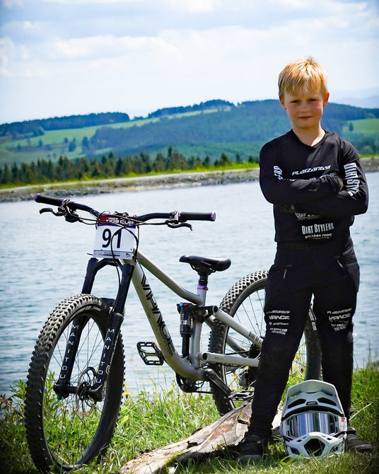 Portrait Alex Scholz in Teambekleidung