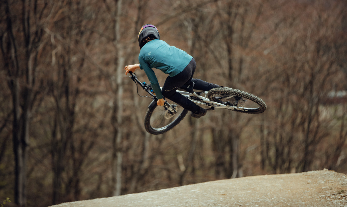 Jonas Salamon springt mit MTB