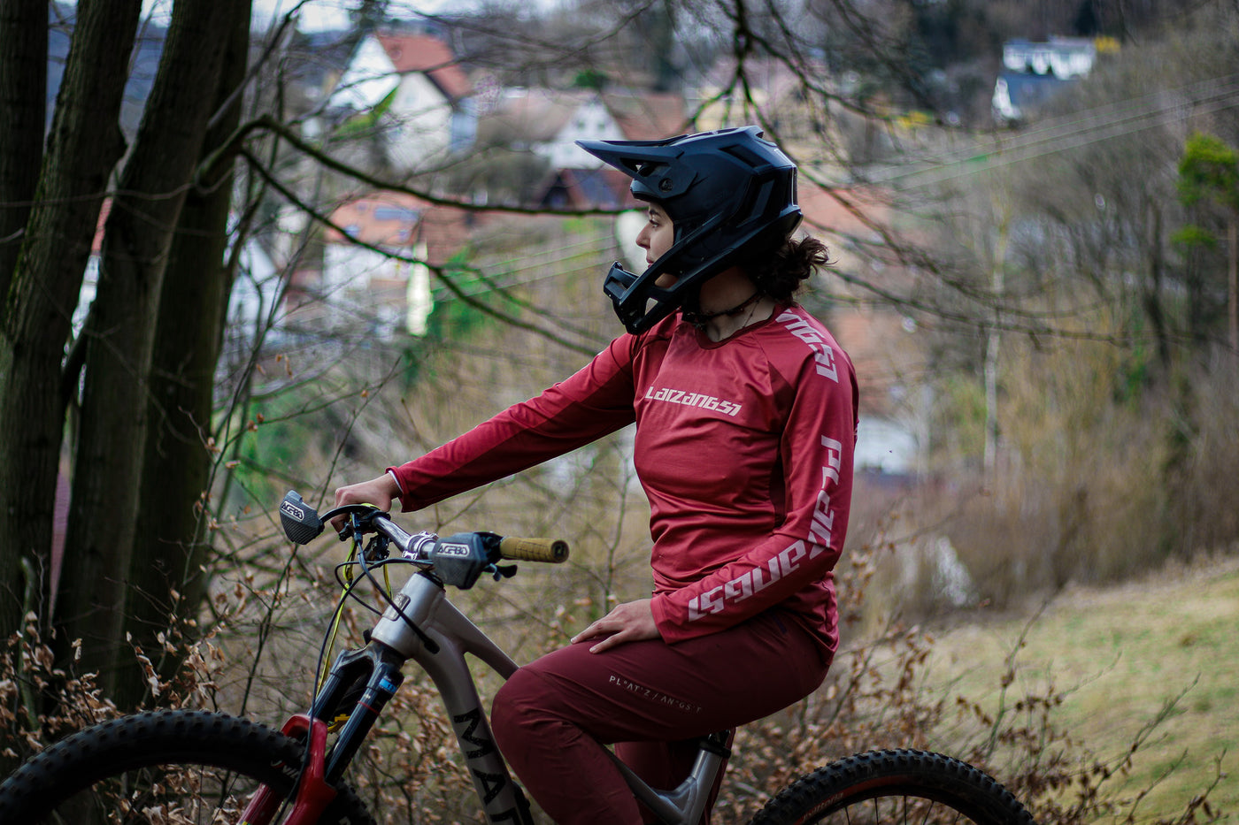 Lotta mit rotem Jersey und roter Hose