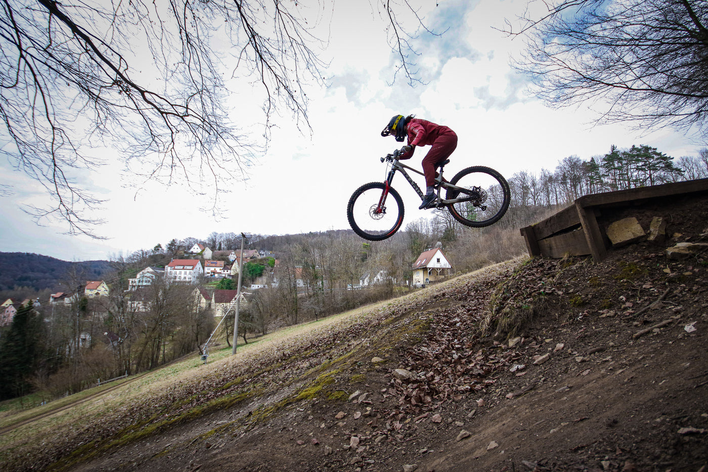 Lotta Weinmann springt mit MTB