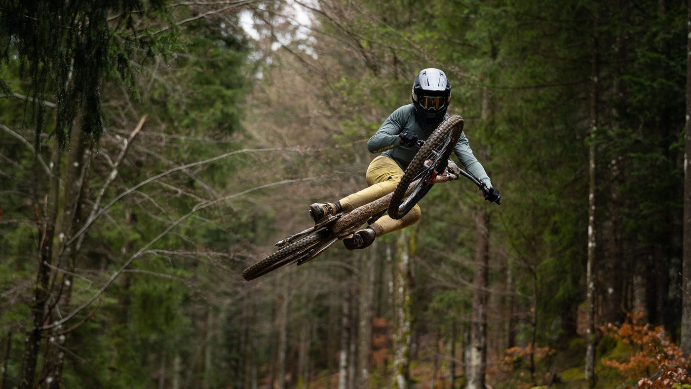 Teamfahrer in gelber CF TIGHT PANTS und grünem RC-LS Trikot