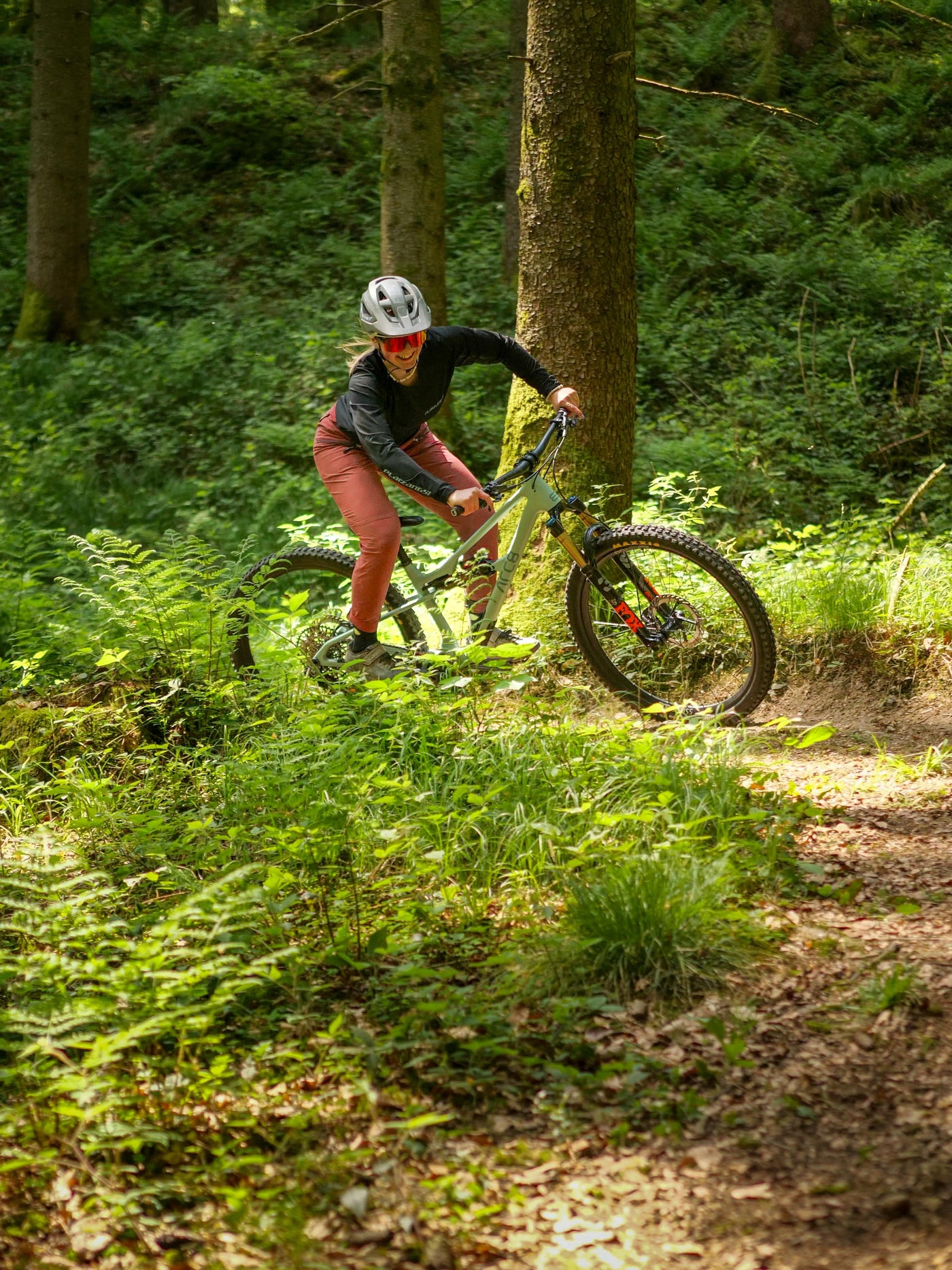 Leni Epp auf dem MTB im Grünen