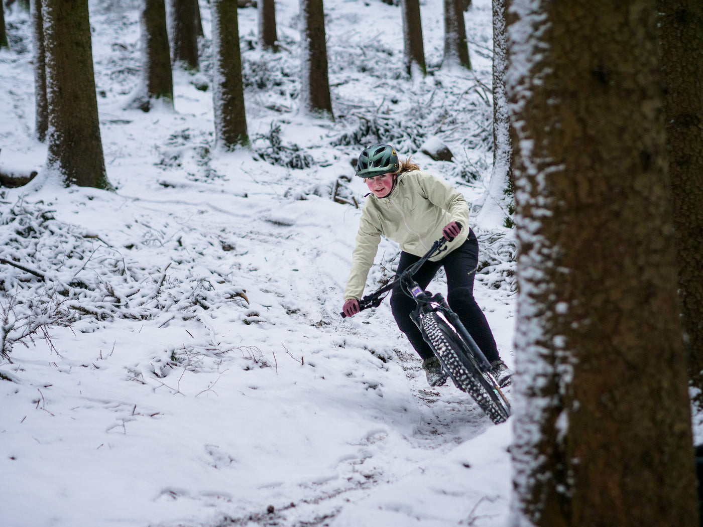 Leni Epp im Winter auf dem MTB
