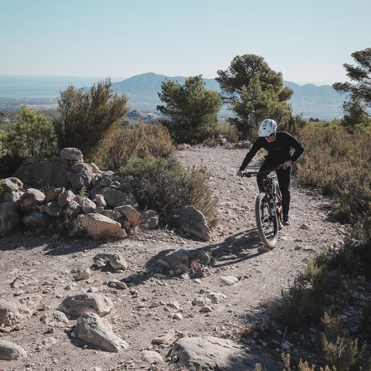 Foto Mountainbiker auf einem Trail