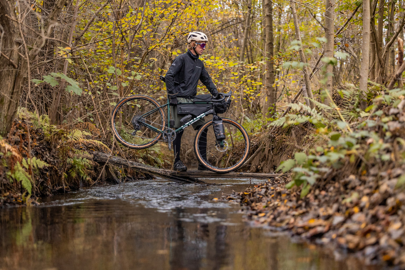 Stephan Peters mit Fahrradtaschen 2.0 im Wald