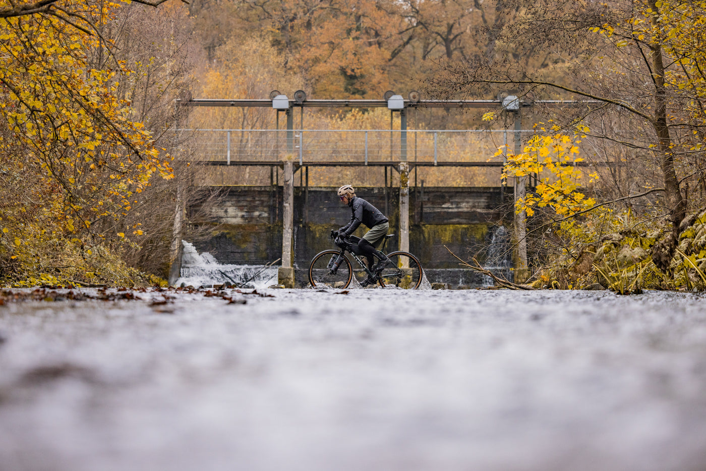 Stephan Peters durchquert einen Fluss