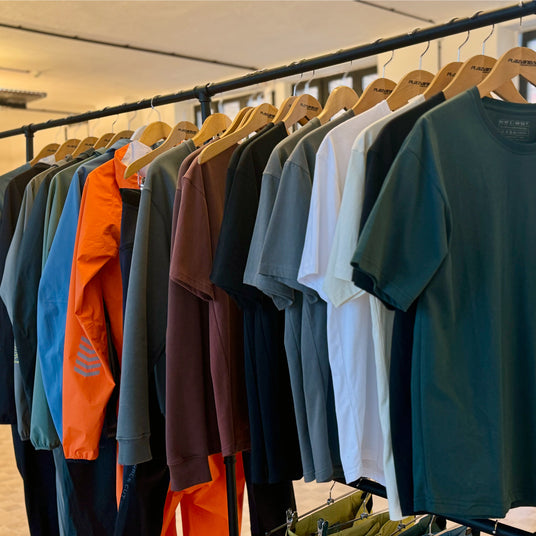 Detailbild unserer T-Shirts auf Kleiderstange