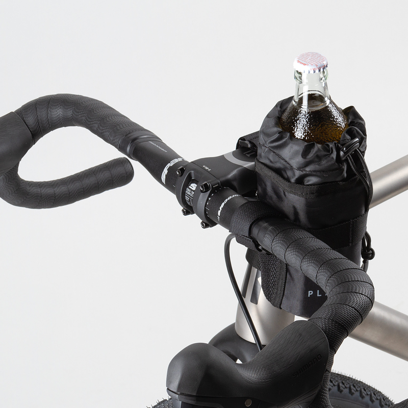 Detailbild Fahrradtasche BOTTLE BAG in Schwarz am Lenker montiert, Nahaufnahme