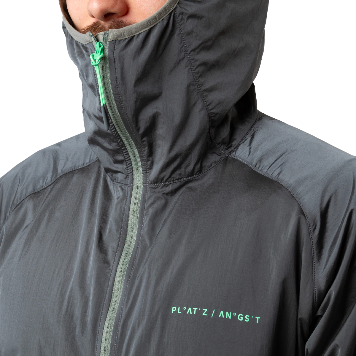 Platzangst Haero Jacke - Grau mit hochgezogenem Reißverschluss 3