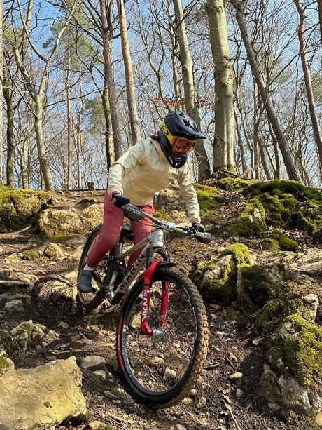 Lotta weinmann auf MTB zwischen Felsen