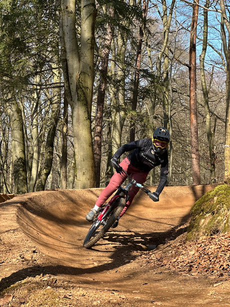 Lotta auf MTB mit schwarzem Jersey