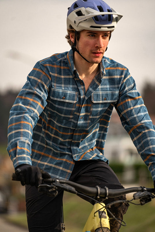 Heinrich trägt CIMA Shirt
