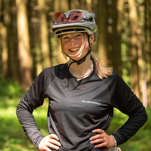 Portraitbild von Leni mit schwarzen Platzangst Damenjersey