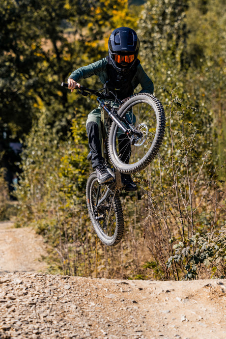 Teamfahrer Luke Peters in Aktion, Sprung mit dem Fahrrad