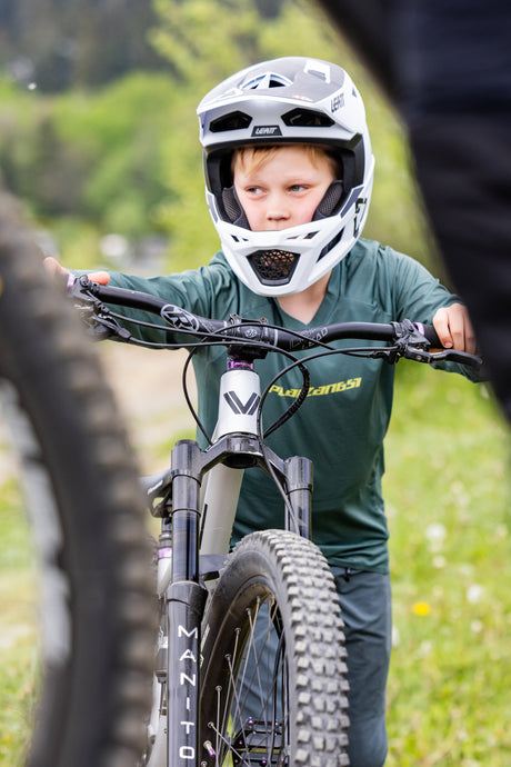 Adler Alex in Winterberg schiebt Fahrrad