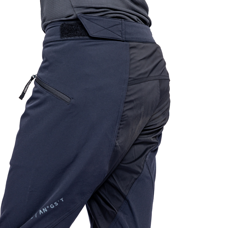 Kinder MTB-Hose für den Herbst, CF Hybrid in Schwarz - Detailansicht Hosenboden