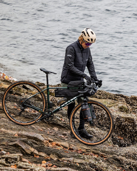 Gravelfahrer mit Gravelbike, das mit Bikepackingtaschen bestückt ist