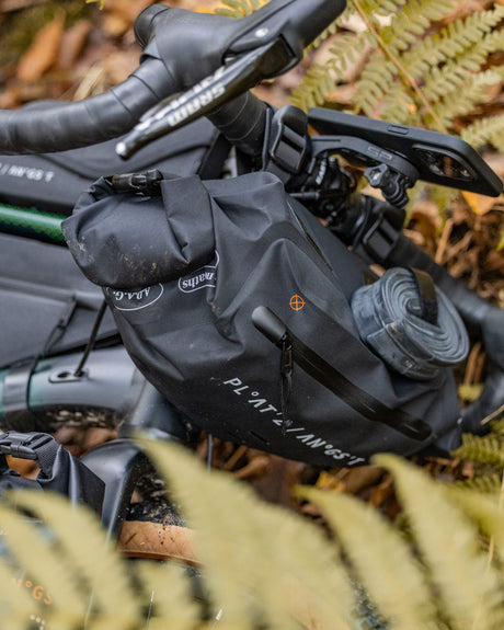 Fahrrad liegt auf dem Boden mit Bikepackingtaschen