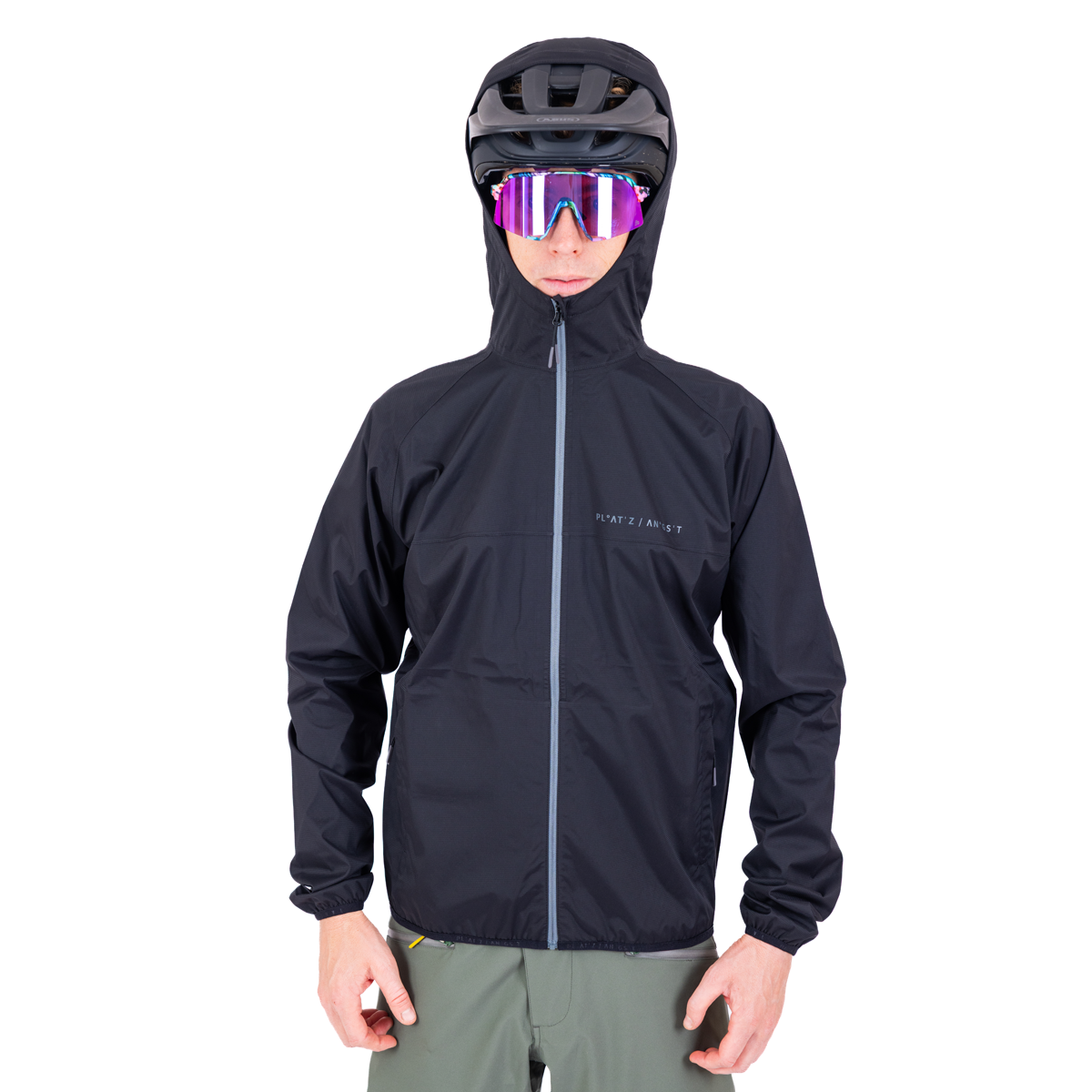 Regenjacke DFL EVO Schwarz - Vorderansicht Kapuze über dem Helm
