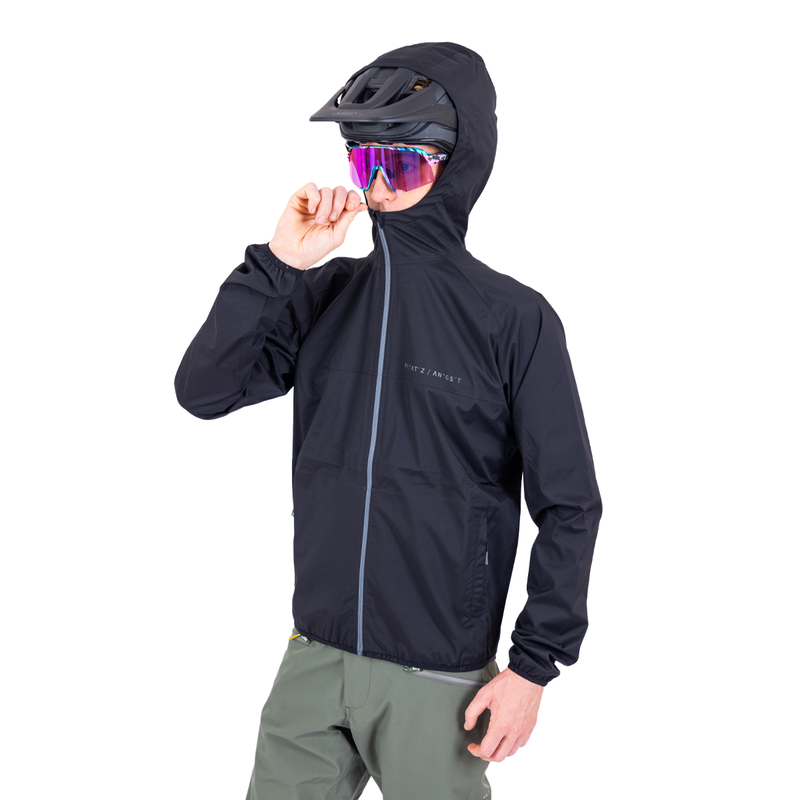 Regenjacke DFL EVO Schwarz - Seitenansicht, Kapuze über dem Helm