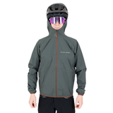 Regenjacke DFL EVO Grün - Vorderansicht, Kapuze über dem Helm