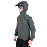 Regenjacke DFL EVO Grün - Seitenansicht, Kapuze über dem Helm