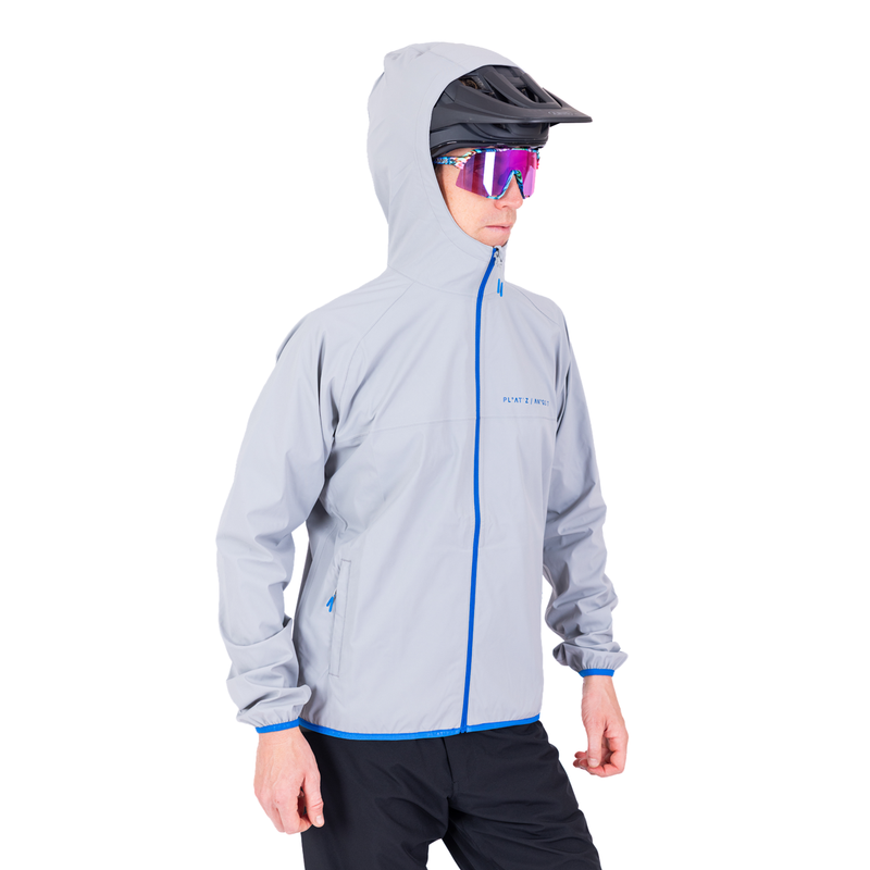 Regenjacke DFL EVO Grau - Vorderansicht, Kapuze über dem Helm
