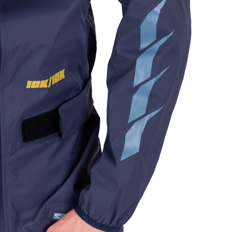 DFL Suit - Regenanzug - Detailbild Ärmeldruck