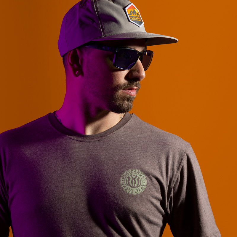 Detailbild T-Shirt Herren EXPLORE in Braun, Studiobild, Model vor orangenem Hintergrund