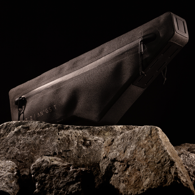 Detailbild FRAME BAG 2.0, Studioaufnahme, Tasche liegt auf Stein
