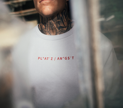 Banner Lifestyle, Model mit Sweatshirt in Grau